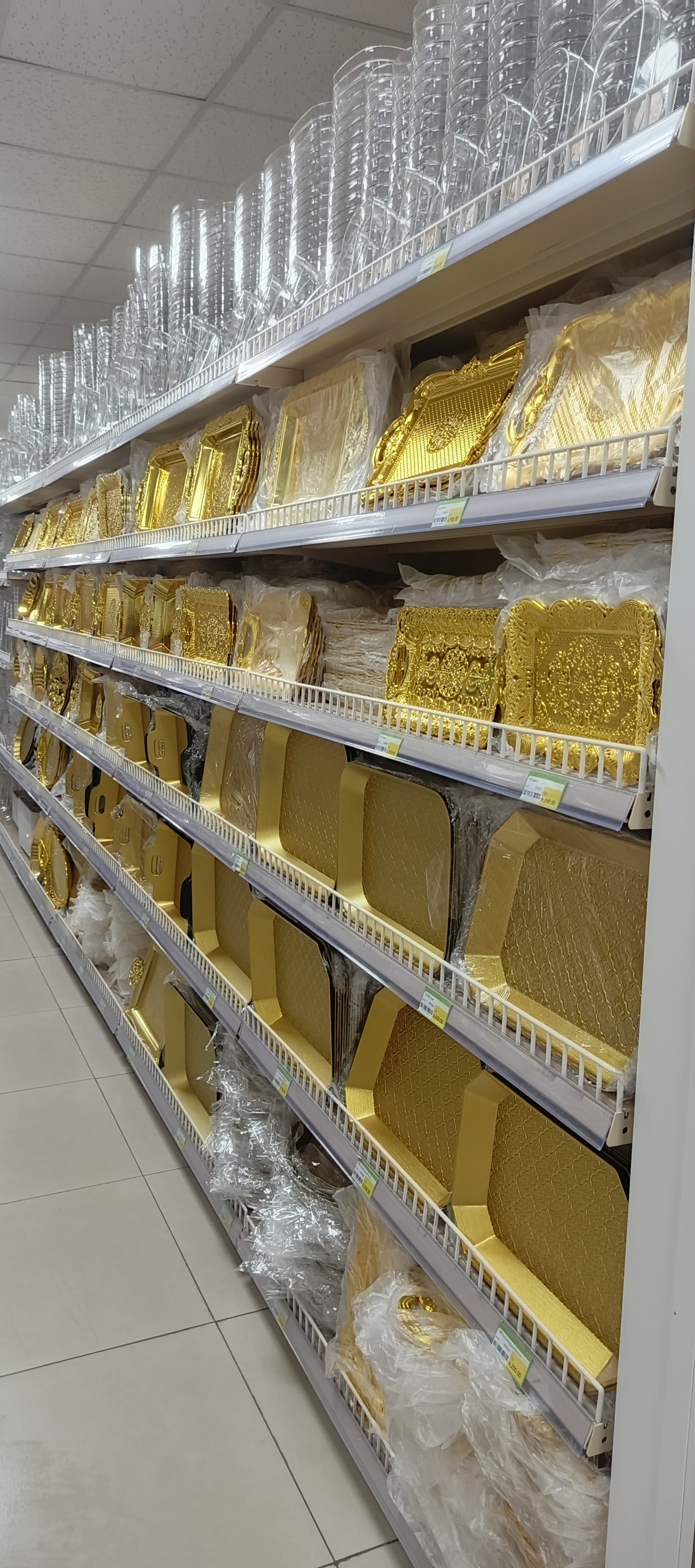 Gold tableware